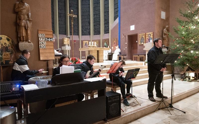 Neue Wege für die katholische Kirche Yorick Berger, Marianne Aicher, Fridolin Berger, Phileas Berger und Gary Burton (von links) trugen an Silvester englische Weihnachtslieder vor GB-Foto: Vecsey