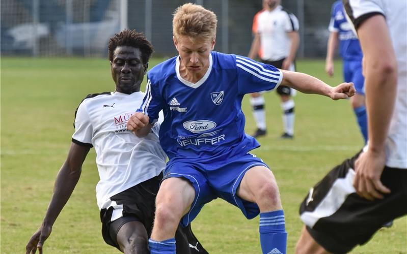 Youngster Marco Nüßle (blauesTrikot) scheutkeinen Zweikampf. Hier ringt der Kuppinger mit Oberjettingens Sainey Faye intensiv um den BallGB-Foto (Archiv):Vecsey