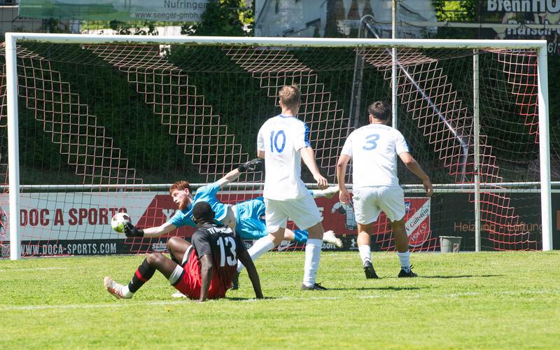 Yusuf Sillah verfolgt seinen Schuss im Sitzen und darf gleich über das 1:0 jubeln. GB-Foto: Schmidt