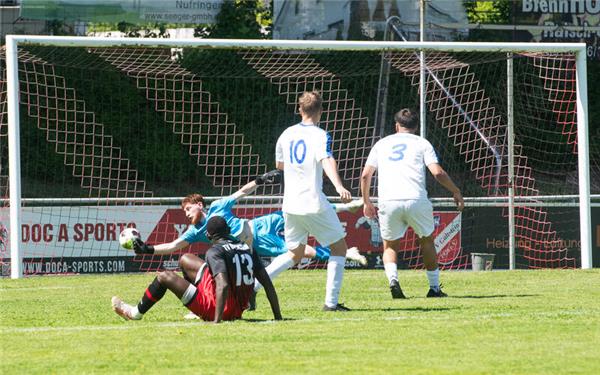 Yusuf Sillah verfolgt seinen Schuss im Sitzen und darf gleich über das 1:0 jubeln. GB-Foto: Schmidt