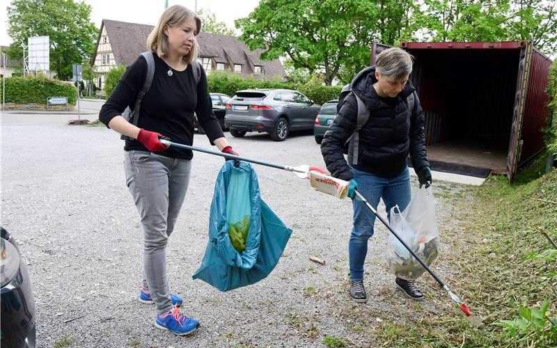 Yvonne Hornikel (rechts) und Corina Fabel greifen zu Müllsack und Zange GB-Foto: Holom