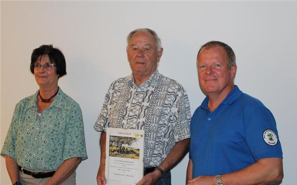 Yvonne Strecke, Vorsitzende des OGV-Kreisverbandes Böblingen, ehrte mit dem ersten Vorsitzenden Wolfgang Reznicek für 40 Jahre Zugehörigkeit beim OGV Gärtringen das Mitglied Helmut Flach (Mitte).GB-Foto: Baum