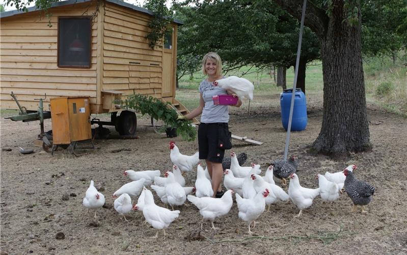 Yvonne Wörns Hühner sind mit ihrem Stall mobil GB-Foto: Bäuerle