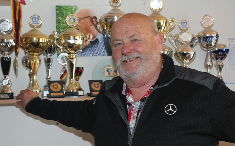 Zahlreiche Pokale hat der Lkw-Geschicklichkeitsfahrer Karlheinz Joos bereits gewonnen – weitere sollen folgen. GB-Foto: up