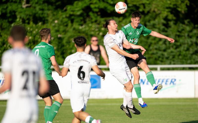 Zahlreiche Zweikämpfe prägten das Derby: Hier klärt Lyonel Baurycza (VfL, li.) vor Matthias Mergel (SVD). Foto: Eibner/Andreas Ulmer