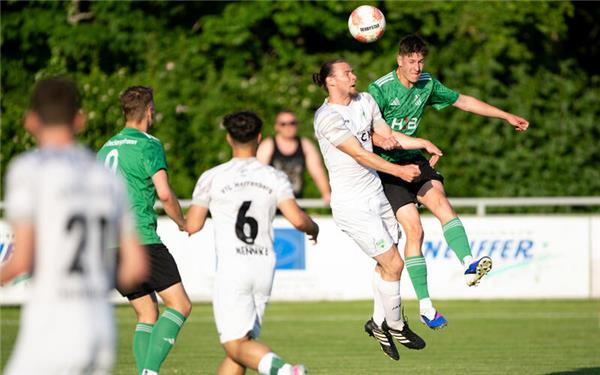 Zahlreiche Zweikämpfe prägten das Derby: Hier klärt Lyonel Baurycza (VfL, li.) vor Matthias Mergel (SVD). Foto: Eibner/Andreas Ulmer