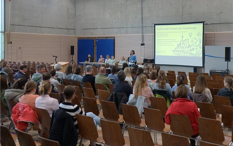 Zahlreiche interessierte Eltern kamen am Mittwoch zum ersten Informationsabend der Gemeinde Ammerbuch zum Thema Ganztagsbetreuung an Grundschulen. Vertreterinnen des Schulamts und der Verwaltung beantworteten viele Fragen.GB-Foto: Straub