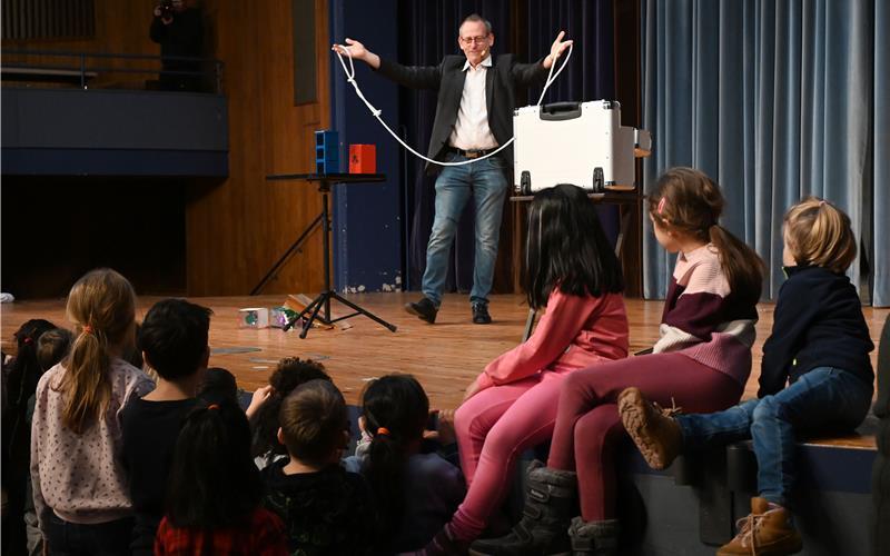 Zauberer Arnd Röhm: Ein kaputtes Seil wird durch einen Zauberspruch wieder ganz.GB-Foto: Holom