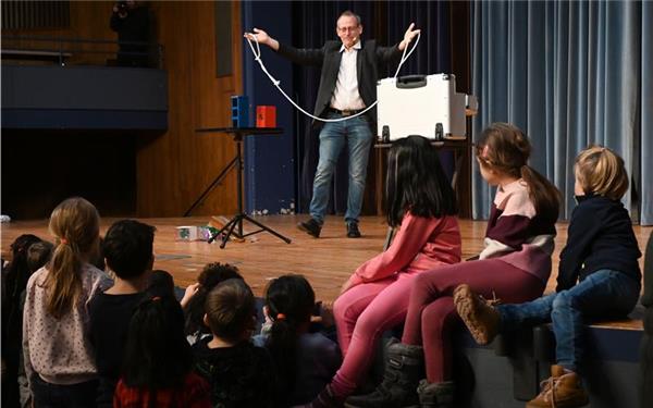 Zauberer Arnd Röhm: Ein kaputtes Seil wird durch einen Zauberspruch wieder ganz.GB-Foto: Holom