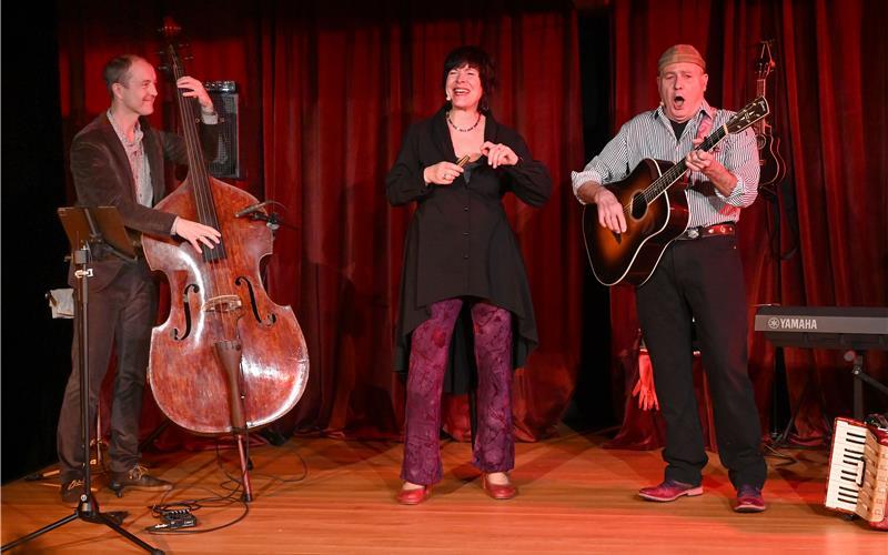 Zauberhafte Komik präsentierte das Trio (von links) um Florian Dohrmann sowie Vladi und Christof Altmann in der Zehntscheuer von Entringen. GB-Foto: Holom