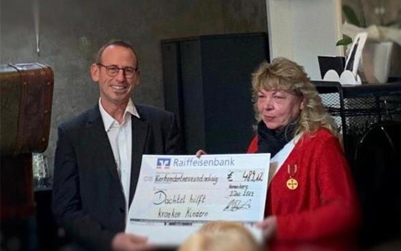 Erfolgreiche After-Work-Benefizzaubershow Zauberkünstler Arnd Röhm überreicht den Scheck an Gisela Boller von „Dachtel hilft kranken Kindern“ GB-Foto: gb