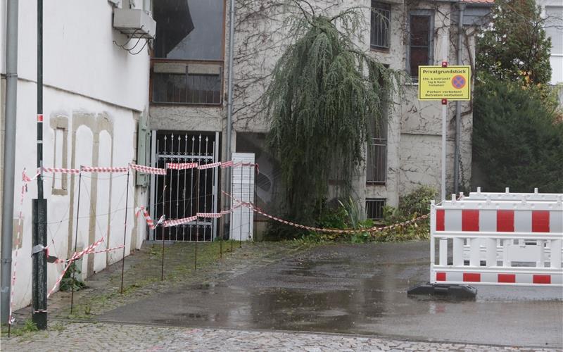 Zaun, Schild, Kette, Absperrungen: Am Gärtringer Marktplatz sind die Folgen des Rechtsstreits auch optisch sichtbar. GB-Foto: Bäuerle