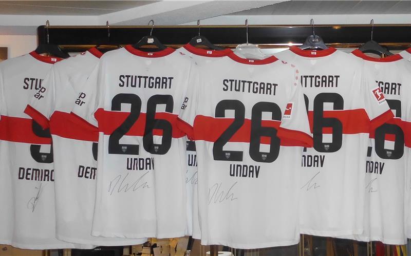 Zehn Trikots brachte Alex Efstathiou vom VfB mit.