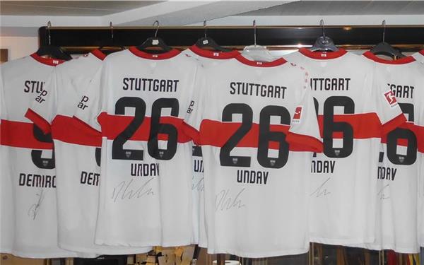 Zehn Trikots brachte Alex Efstathiou vom VfB mit.