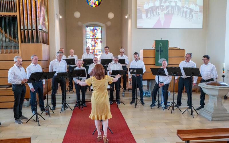 Zeitgleich zum deutschen WM-Spiel konzertierten die Sänger in der Oberjettinger Martinskirche.GB-Foto: Vecsey