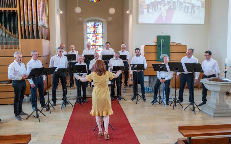 Zeitgleich zum deutschen WM-Spiel konzertierten die Sänger in der Oberjettinger Martinskirche.GB-Foto: Vecsey