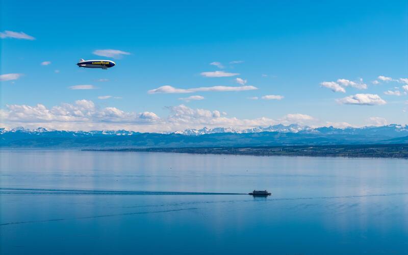 Zeppelin über dem Bodensee, im Hintergrund die Schweizer Alpen. GB-Foto: TMBW/ Achim Mende