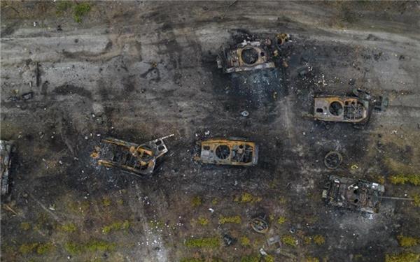 Zerstörte russische Panzer stehen auf einer Straße am Stadtrand von Kiew. Es gibt Berichte, wonach Russland seine Truppen von der ukrainischen Hauptstadt zurückzieht. Foto: Rodrigo Abd/AP/dpa