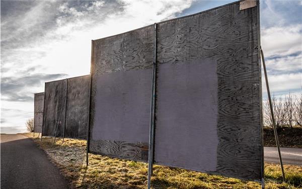 Ziemlich inhaltslos: Die Rückseite der Landtagswahl-Werbe-Wände (gesehen bei Herrenberg)GB-Foto: Schmidt