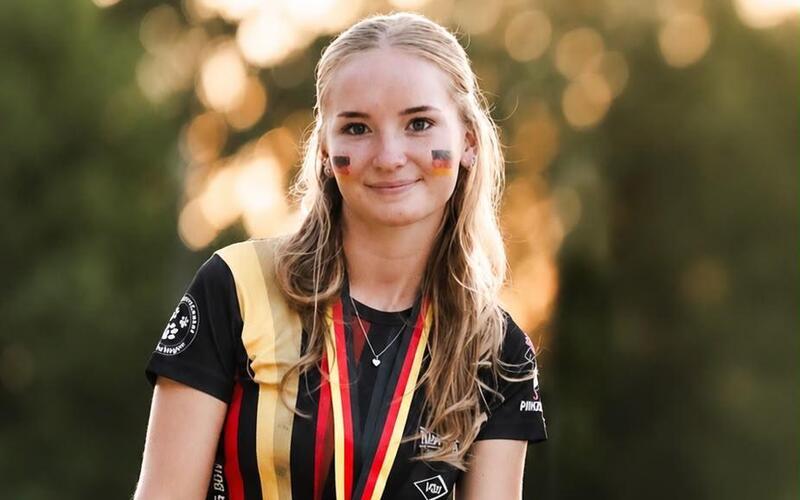 Zoe Strohäker: Zum Abschluss eine Goldmedaille im Teamwettbewerb mit Sheltiehündin Ice. GB-Foto: gb