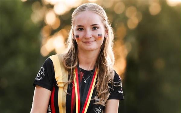 Zoe Strohäker: Zum Abschluss eine Goldmedaille im Teamwettbewerb mit Sheltiehündin Ice. GB-Foto: gb