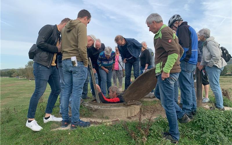 Zog die Blicke auf sich: Wassermeister Jörg Schmid führte die interessierten Nufringer zum Schacht der Riedquellen. GB-Foto: Holzapfel