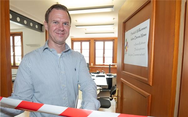 Zu Arbeitsbeginn durfte Dennis Mews ein Absperrband durchschneiden. GB-Foto: Vecsey