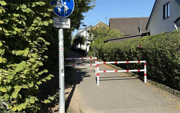 Zu Konflikten mit Radfahrern und E-Scootern kommt es immer wieder im Lerchenweg. GB-Foto: Holzapfel