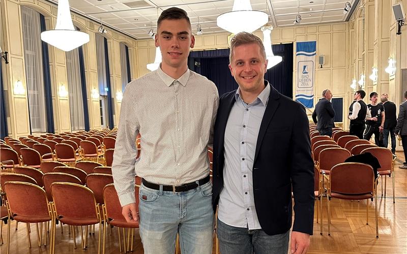 Zu Recht stolz ist Chef Daniel Hartmann auf seinen ehemaligen Auszubildenden Tim Rentschler: Der 20-Jährige aus Effringen legte theoretische und praktische Prüfungen mit großem Erfolg ab. GB-Foto: gb