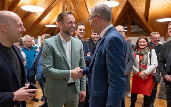 Zu den ersten Gratulanten des künftigen Nufringer Bürgermeisters Simon Speiser (Mitte) gehören Landrat Roland Bernhard (rechts) und der CDU-Bundestagsabgeordnete Marc Biadacz sowie künftige Amtskollegen aus umliegenden Kommunen. Mehr als 100 Leute sind im großen Sitzungssaal dabei, darunter unter anderem Speisers Mutter Angelika Assmann (im roten Kleid).GB-Fotos: Vecsey