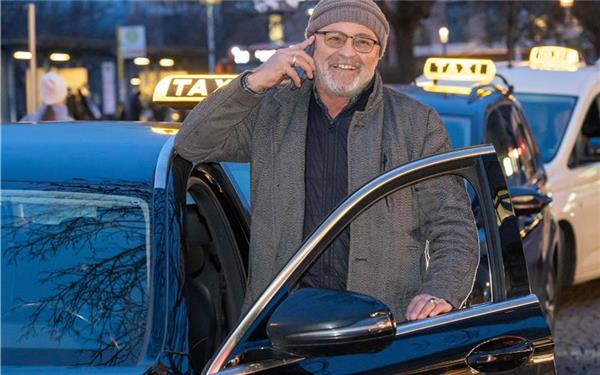 Zu den vielen arbeitenden Berufsgruppen an Heiligabend und den Weihnachtsfeiertagen gehört unter anderem auch Taxiunternehmer Mustafa Agca von Taxi-Schwaben. GB-Foto: Vecsey