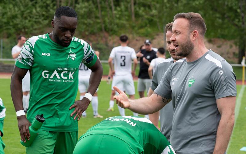 Zu diesem Zeitpunkt am vergangenen Sonntagnachmittag, als das Trainergespann Daniel Wahnsiedler (rechts) und Manuel Zug (dahinter leicht verdeckt) bei einer Spielunterbrechung gegen Dagersheim die Spieler versammelte, war noch nicht abzusehen, dass der VfL Herrenberg faktisch nicht mehr auf den unteren Relegationsrang in der Bezirksliga zurückfallen kann. GB-Foto: Vecsey