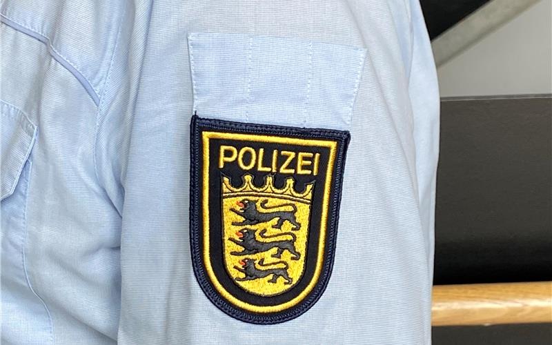 Aggressive Personengruppe geht in Böblingen Polizeibeamte an
