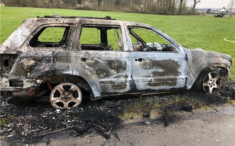 Zu einem Jeep-Brand rückte am Sonntag die Freiwillige Feuerwehr Jettingen aus GB-Foto: Feuerwehr Jettingen