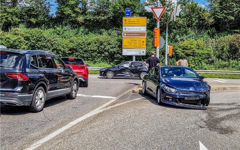 Viel Blechschaden bei Verkehrsunfall an der Zufahrt zur A81 in Herrenberg Zu einem Verkehrsunfall mit Sachschaden kam es am Montagmittag an der Autobahnanschlussstelle der B296. GB-Foto: SDMG/Dettenmeyer