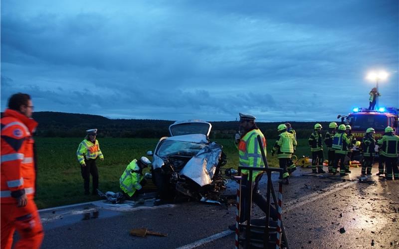 Eine lebensgefährlich und eine schwer verletzte Person nach Unfall auf der B14
