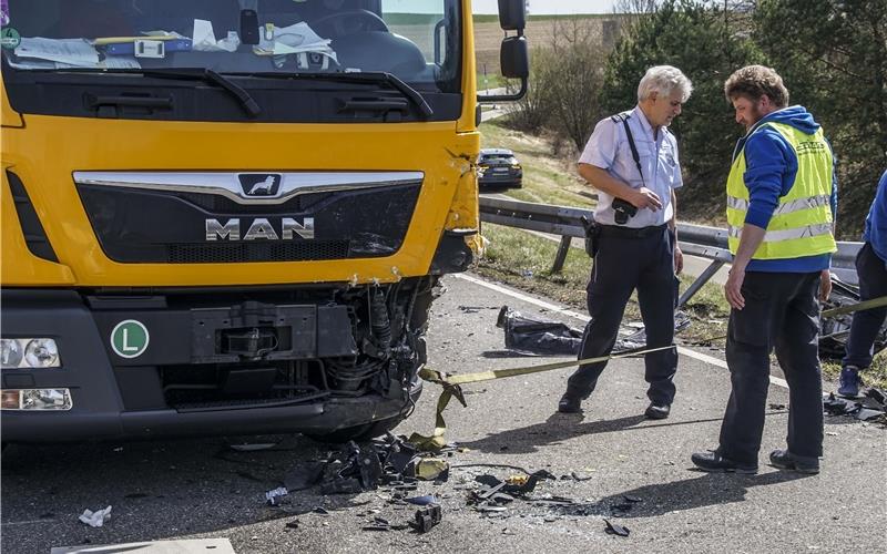 Zu einem schweren Unfall kam es am Montagvormittag auf der B28 bei Rottenburg-Seebronn. Wie die Polizei berichtet, befuhr der PKW die L361 in Richtung der B28. Beim nach links auf die B28 einbiegen uebersah die PKW Lenkerin mutmasslich den LKW. Durch die Kollision wurde die Frau bei dem Unfall lebensgefaehrlich verletzt und kam mit dem Rettungsdienst in eine Klinik. Durch die Staatsanwaltschaft wurde ein Gutachter an die Einsatzstelle beordert. Die Strecke war fuer mehrere Stunden voll gesperrt. Der LKW Fahrer blieb unverletzt.