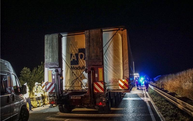 Kollision mit Schwertransport in Mötzingen fordert drei Verletzte