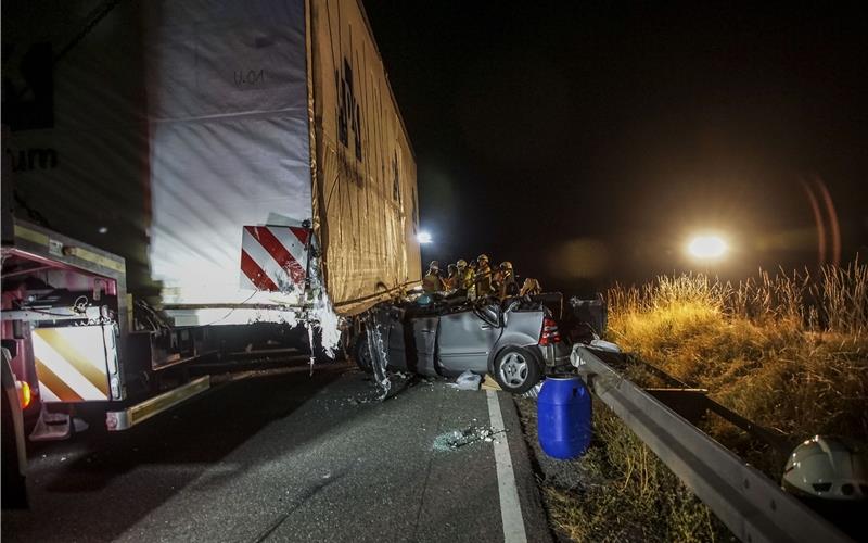 Kollision mit Schwertransport in Mötzingen fordert drei Verletzte