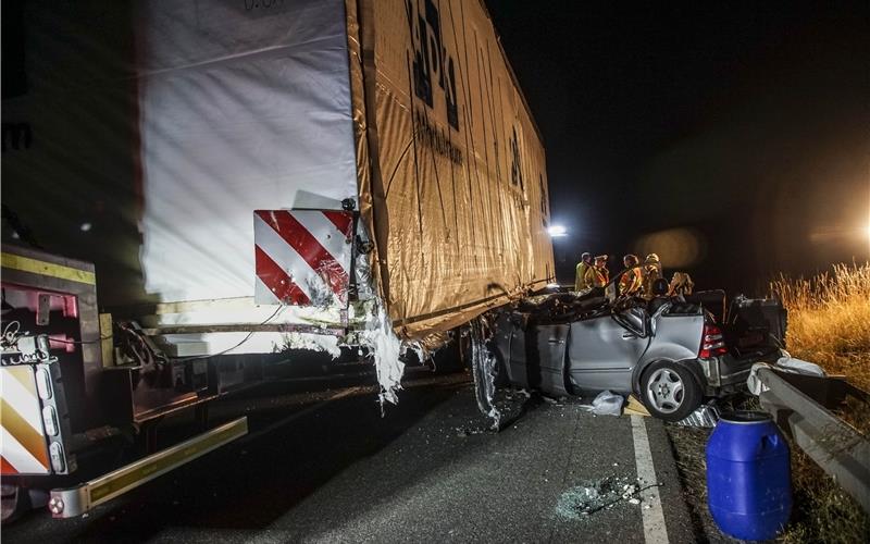 Kollision mit Schwertransport in Mötzingen fordert drei Verletzte