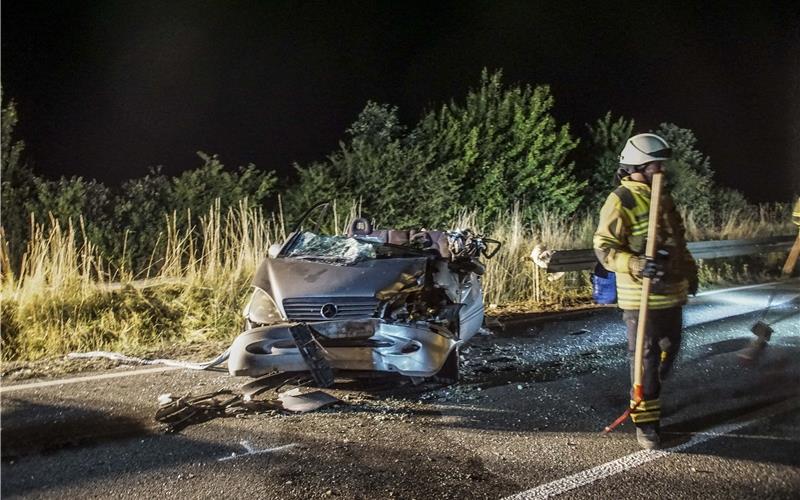 Kollision mit Schwertransport in Mötzingen fordert drei Verletzte