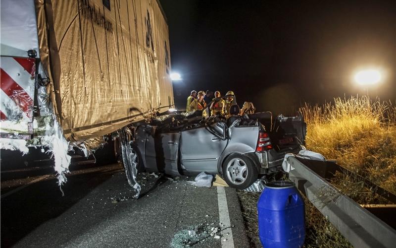 Kollision mit Schwertransport in Mötzingen fordert drei Verletzte