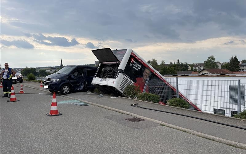 Linienbus stürzt nach Unfall in Aldi-Zufahrt - Fahrer schwer verletzt