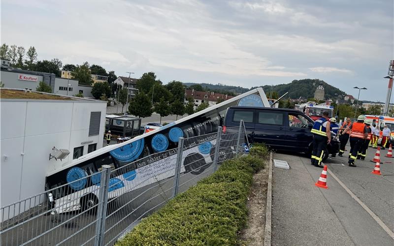 Linienbus stürzt nach Unfall in Aldi-Zufahrt - Fahrer schwer verletzt