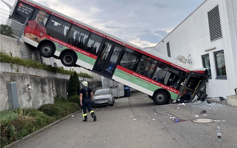 Linienbus stürzt nach Unfall in Aldi-Zufahrt - Fahrer schwer verletzt