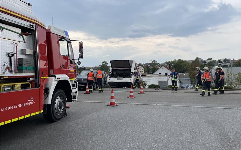 Linienbus stürzt nach Unfall in Aldi-Zufahrt - Fahrer schwer verletzt