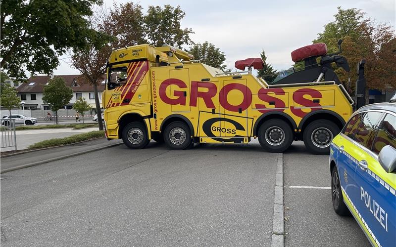 Linienbus stürzt nach Unfall in Aldi-Zufahrt - Fahrer schwer verletzt