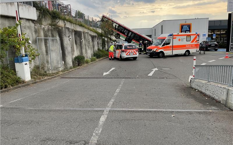 Linienbus stürzt nach Unfall in Aldi-Zufahrt - Fahrer schwer verletzt