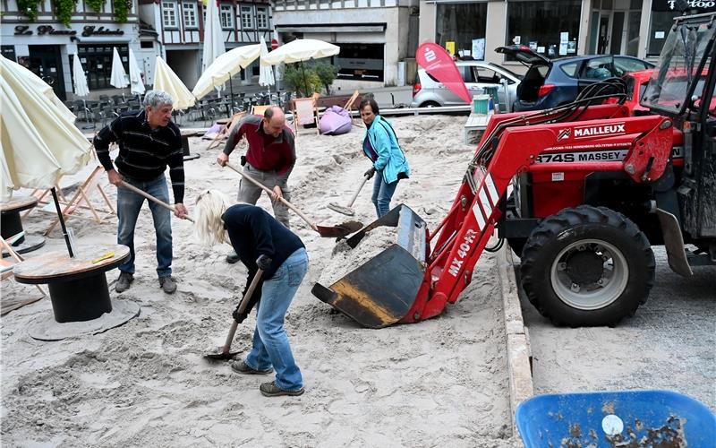 Zu einer Art riesigem Sandkasten für Große wurden die Überbleibsel des Herrenberger „StrandSommers“ auf dem Marktplatz: Bereits morgens um halb sieben rückten die ersten Bürger an, um sich kostenlos mit Sand einzudecken. GB-Foto: Holom