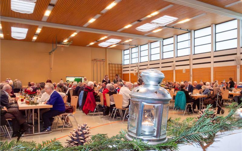 Zu einer Feier kommen Hildrizhausens Senioren in der Schönbuchhalle zusammen.GB-Foto: Nüssle